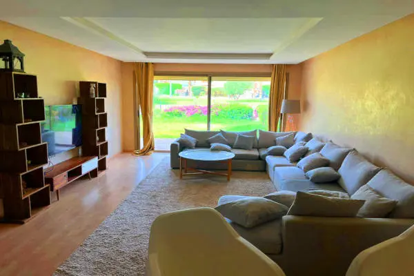 In a quiet residence we offer you for rent an apartment on